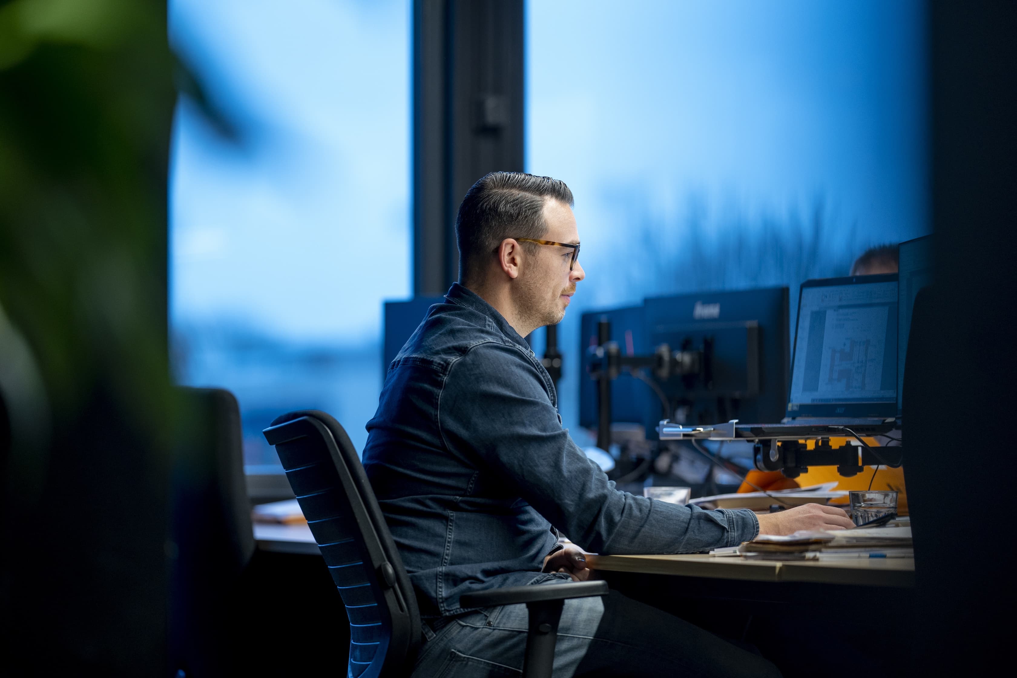 Man achter beeldscherm