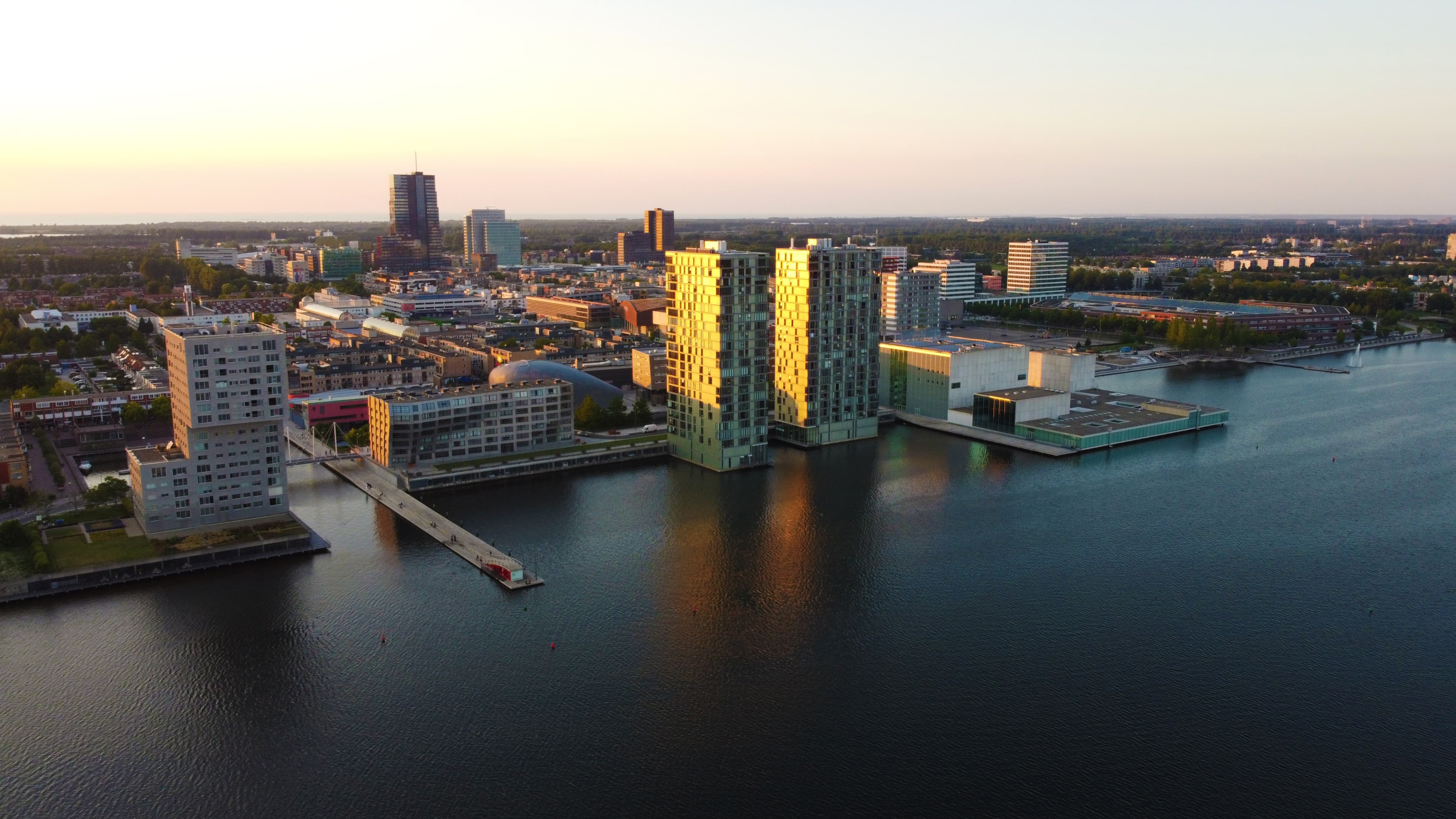 Skyline van de Nederlandse stad Almere